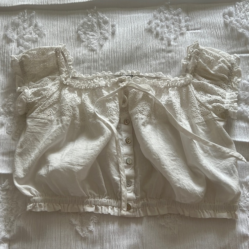 White crop off shoulder prairie top